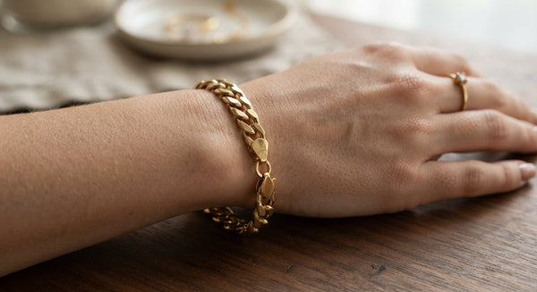 Plaqué or et acier inoxydable : Comment bien choisir ses bijoux dorés au quotidien