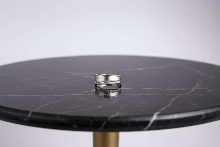 Metalbox — Bague Zélie — bague Onde Poétique en argent brossé, bandé de zircons