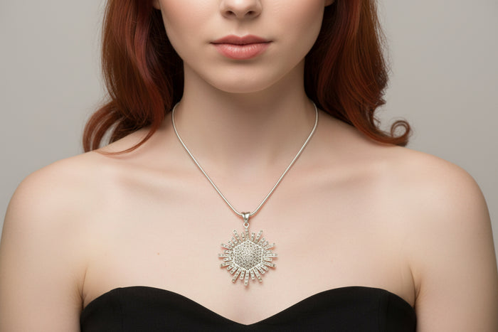 Metalbox — Pendentif Soleil Antique — pendentif soleil en argent serti de diamants