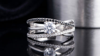 Metalbox — Bague Maëva — bague asymétrique en argent entrelacé, solitaire zircon et oxydes noirs