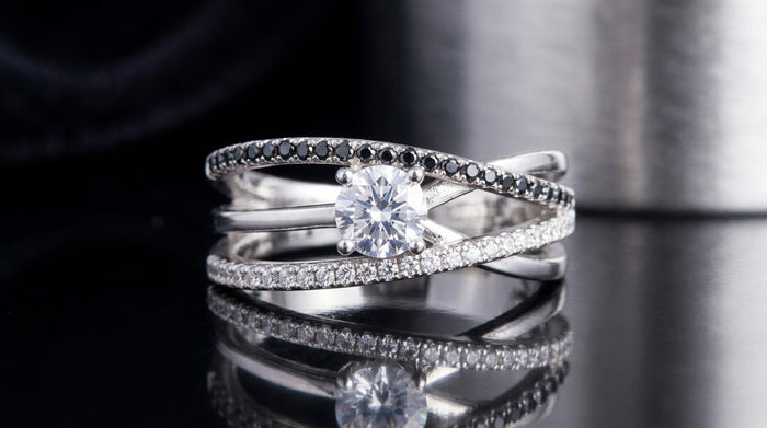 Metalbox — Bague Maëva — bague asymétrique en argent entrelacé, solitaire zircon et oxydes noirs