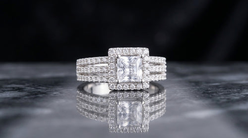 Metalbox — Bague Nora — bague multi-rangs en argent blanc, gemme taille princesse et halo de zircons