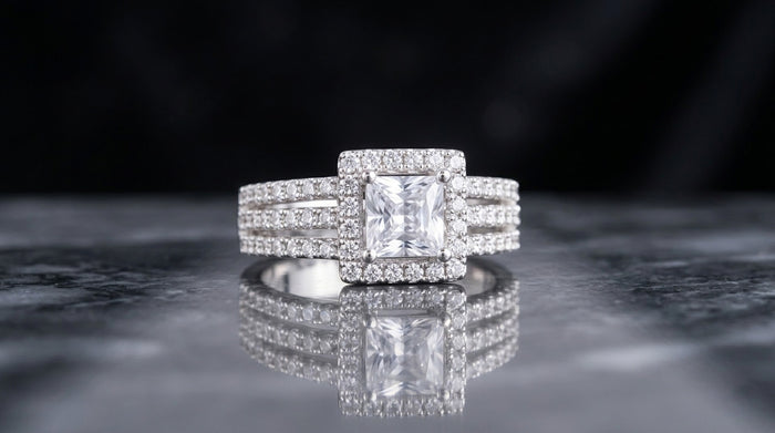 Metalbox — Bague Nora — bague multi-rangs en argent blanc, gemme taille princesse et halo de zircons