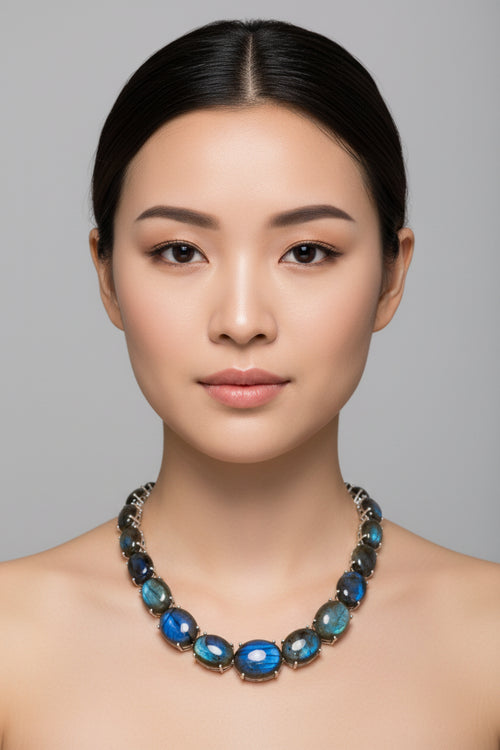 Metalbox — Collier Aldegonde — collier de 33 labradorites, fermoir en or 9 carats